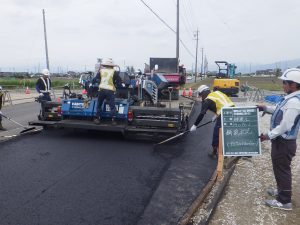 写真３　M2194-1付帯工切り回し道路舗装状況